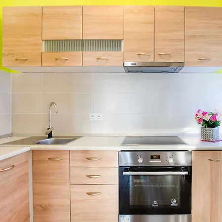 Apartament Simplistic In With Garden *