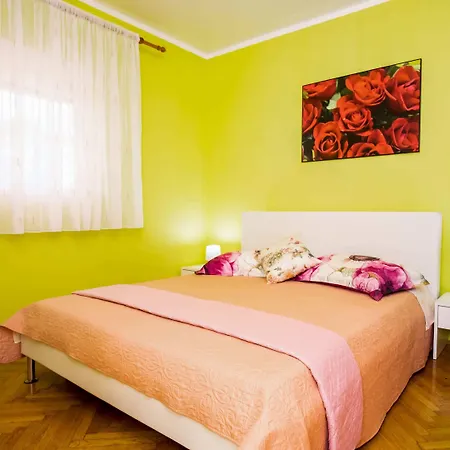Simplistic In With Garden Apartament Vir