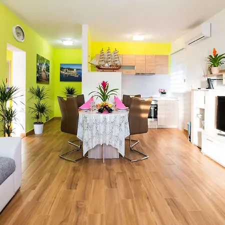 Apartament Simplistic In With Garden *