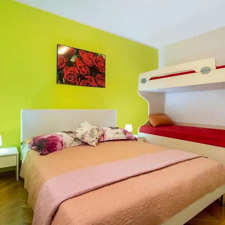 Simplistic In With Garden Apartament *