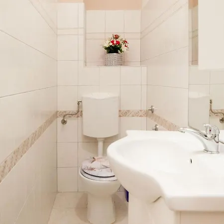 Simplistic In With Garden Apartament