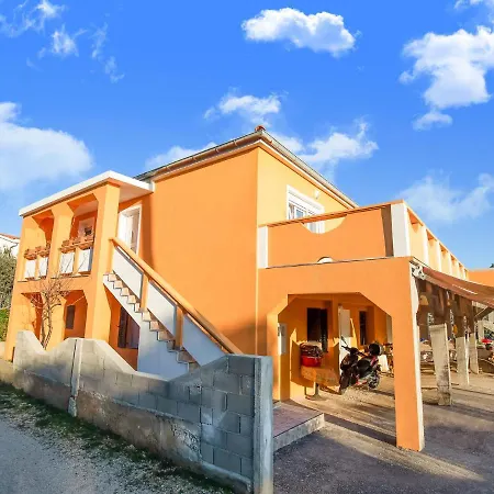 Simplistic In With Garden Apartment Vir